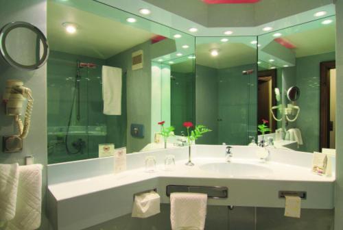 Hotel-Restaurant Roter Hahn 루셀스하임 객실 사진